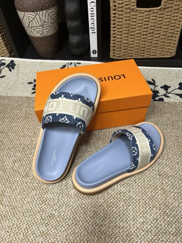 P320💰[New model] Long-term availability, 2025 new model, couple model [LOUlS VUlTTON] comes with drawer box, bag, card, invoice "Louis Vuitton ~ unique modern sandals. 》LV counter purchasing 🏃Men's and women's casual slippers, sold at the same time at the counter, the original old flower material upper is soft and comfortable, (refuses to discolor and rub the feet) sole: original factory special combination original sole, code number: 35--46 4 multiple colors 🉑️ to choose from